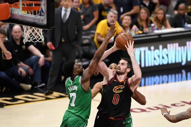 波士顿马拉松：肯尼亚选手包揽男女组冠军 双双实现卫冕